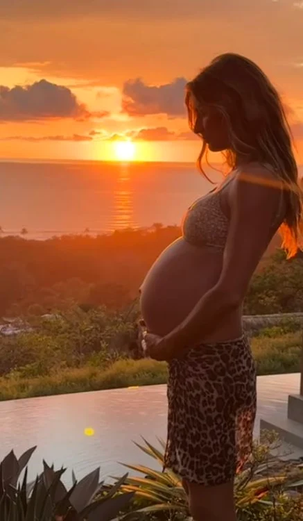 Gisele s-a pozat recent cu burtica de gravidă la vedere (Foto: Instagram)