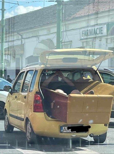 Cum să te plimbi relaxat cu canapeaua prin oraș. Fotografia devenită virală, făcută la Arad
