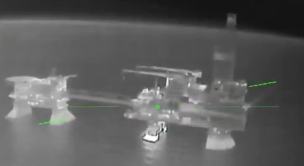 Atac spectaculos în Marea Caspică: Ucraina susține că a distrus trei platforme de foraj ale Lukoil