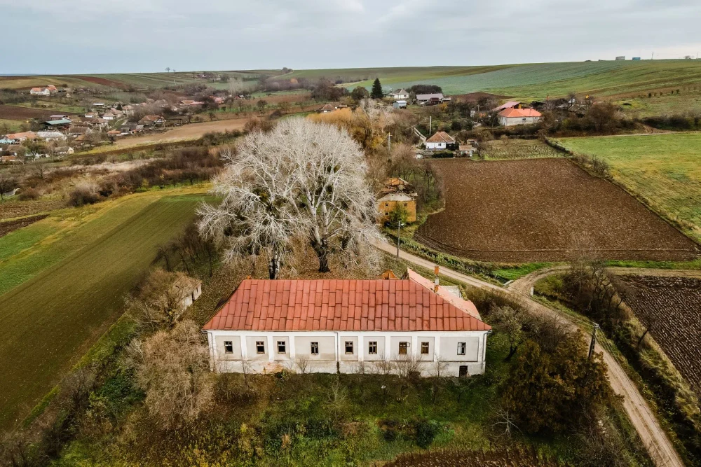 Conacul din Bihor unde a fost ascunsă Coroana Ungariei, scos la vânzare. Domeniul de 6.635 mp, mai ieftin decât un apartament din Oradea