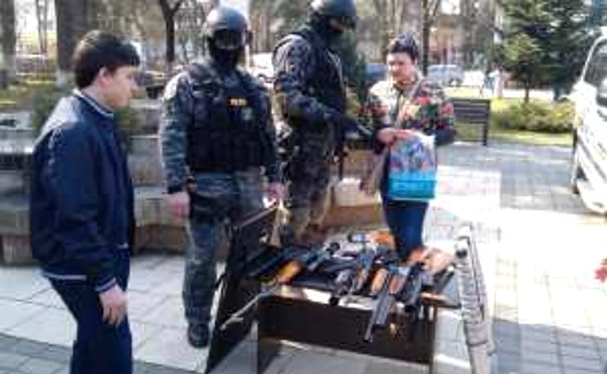 ”Mascaţii” de la Poliţie au fost asaltaţi de copii FOTO Cosmin Zamfirache