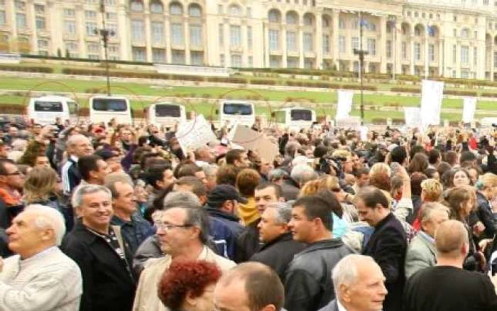 Protest împotriva limitării libertăţii de exprimare în faţa CNA Foto: Cătălin Tudorică