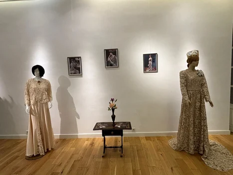 Expoziția ROYAL, dedicată Reginei Maria, ajunge la Castelul Balcic (© Academia de Artă Handmade București)