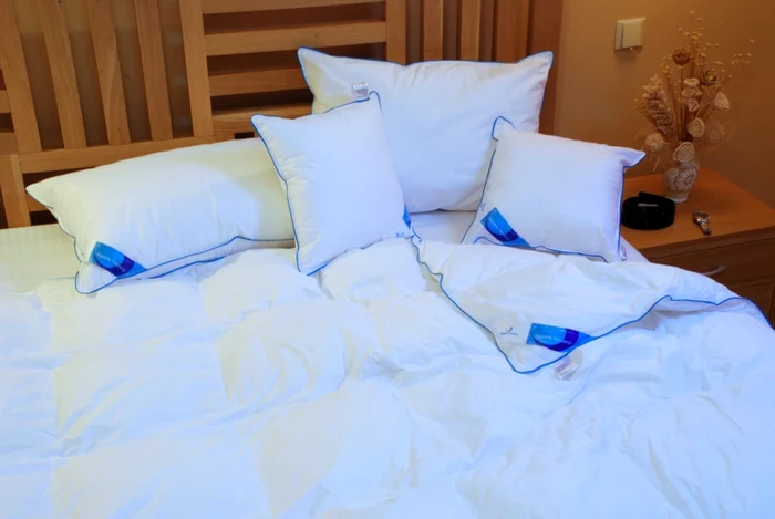 Cu doar două ingrediente vei scăpa de petele galbene de pe perne. Foto: Click.