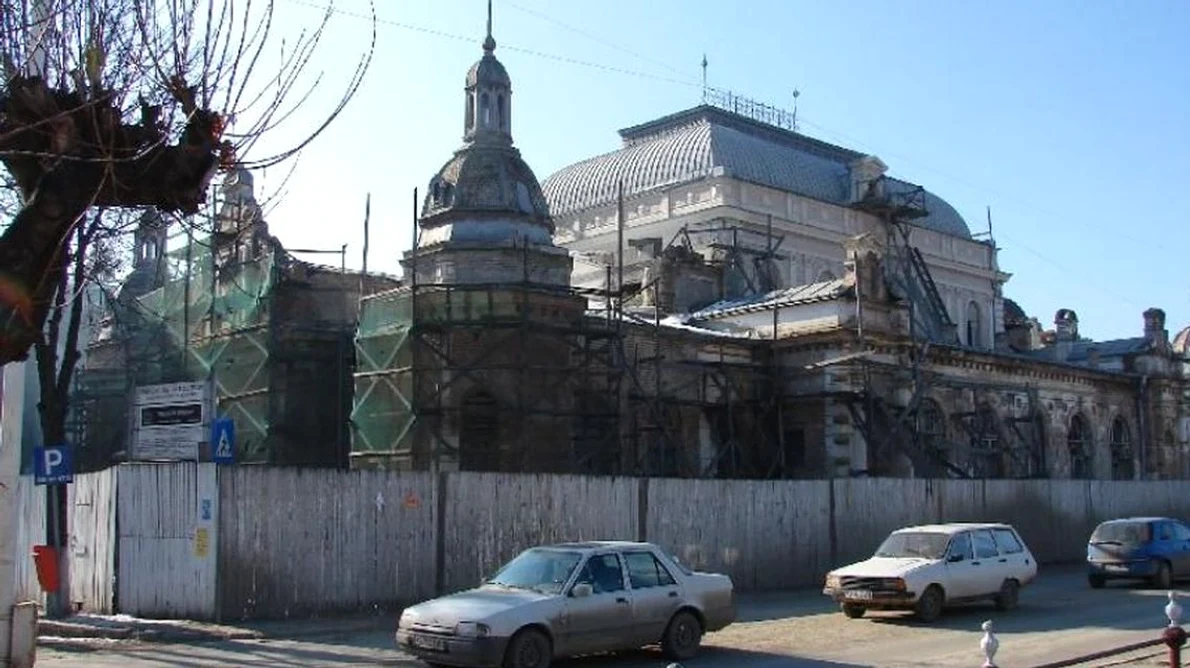 Cum îngroapă Biserica simbolul oraşului Vatra Dornei jpeg