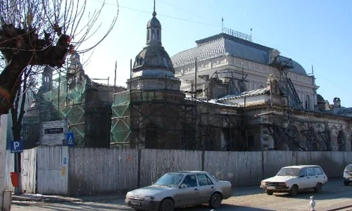 Cum îngroapă Biserica simbolul oraşului Vatra Dornei jpeg