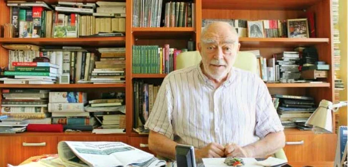 Mircea Albulescu, în biroul său de acasă