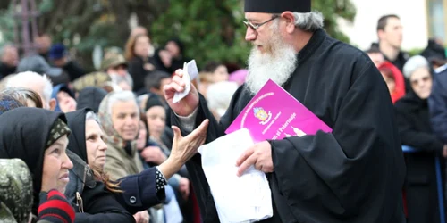 Credincioşii vin la Sfânta Parascheva pentru a înmâna acatiste şi bani preoţilor ieşeni
