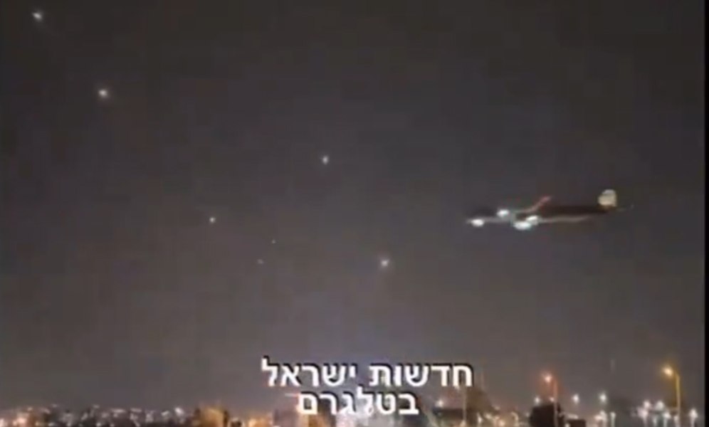 Imagini șocante cu un avion care aterizează pe Aeroportul din Tel Aviv printre rachetele trase din Fâșia Gaza VIDEO