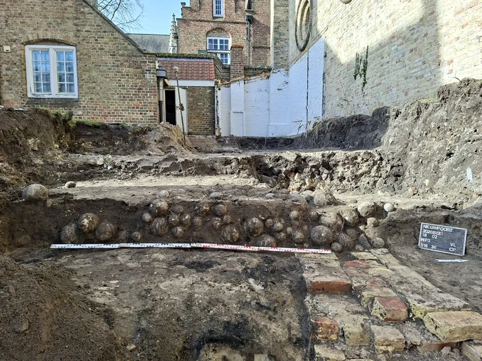 Depozit de ghiulele medievale, descoperit în Belgia (© Facebook / Group Van Vooren)