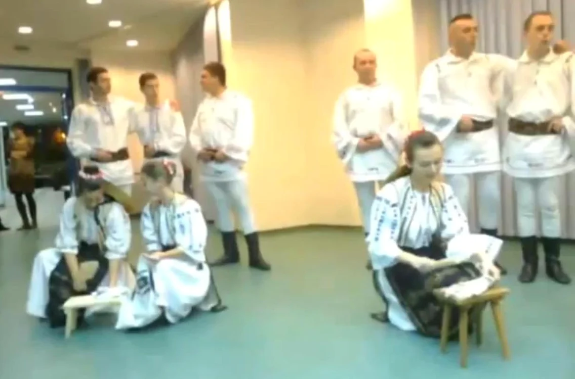 Studenţii români de la UBB şi-au luat straie populare (captură de pe www.youtube.com)
