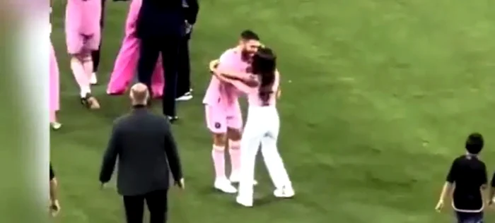 Momentul în care soția lui Messi dă să-l sărute pe Jori Alba. Captură X