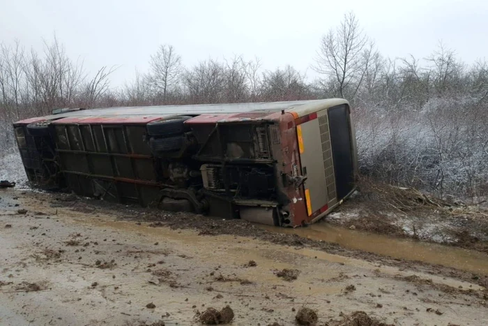 Autocar răsturnat în Caraş Severin FOTO Facebook