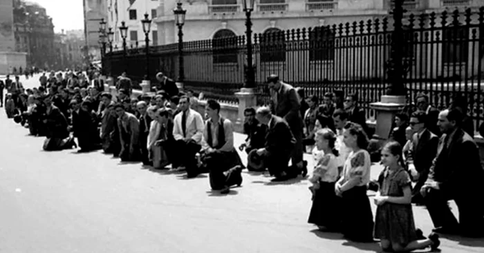 28 iunie 1940, bucureștenii îngenunchează când România a pierdut Basarabia. Foto: Historia