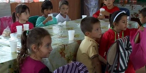 Preot care hraneste copiii din Amzacea