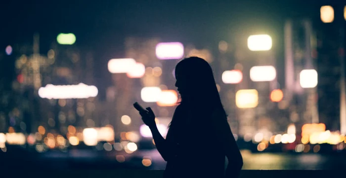 Unele persoane nu se pot desprinde de mobil. Altele însă au o relaţie mai okFoto: huffingtonpost.com