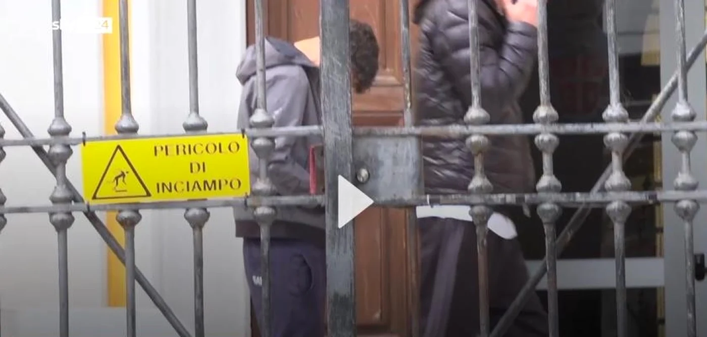 Printre românii agresori se numără şi un minor. FOTO: captură video tg24sky
