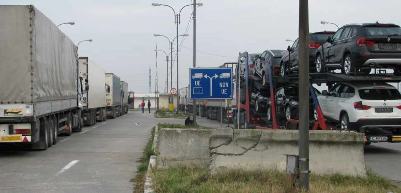 Azi-dimineaţa, TIR-urile erau aşezate la o coadă de circa un kilometru