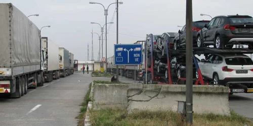 Azi-dimineaţa, TIR-urile erau aşezate la o coadă de circa un kilometru