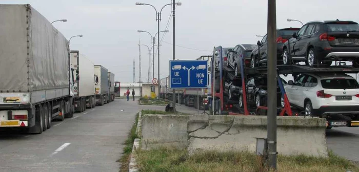 Azi-dimineaţa, TIR-urile erau aşezate la o coadă de circa un kilometru