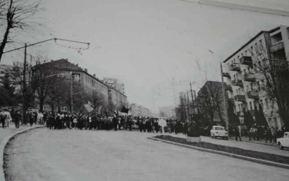 10.000 de oameni au ieşit în stradă în 15 Noiembrie 1987. FOTO Arhivă Asociaţia 15 Noiembrie 1987.