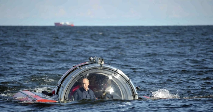 Putin, într-un batiscaf, asemeni personajului ficţional James Bond FOTO Reuters