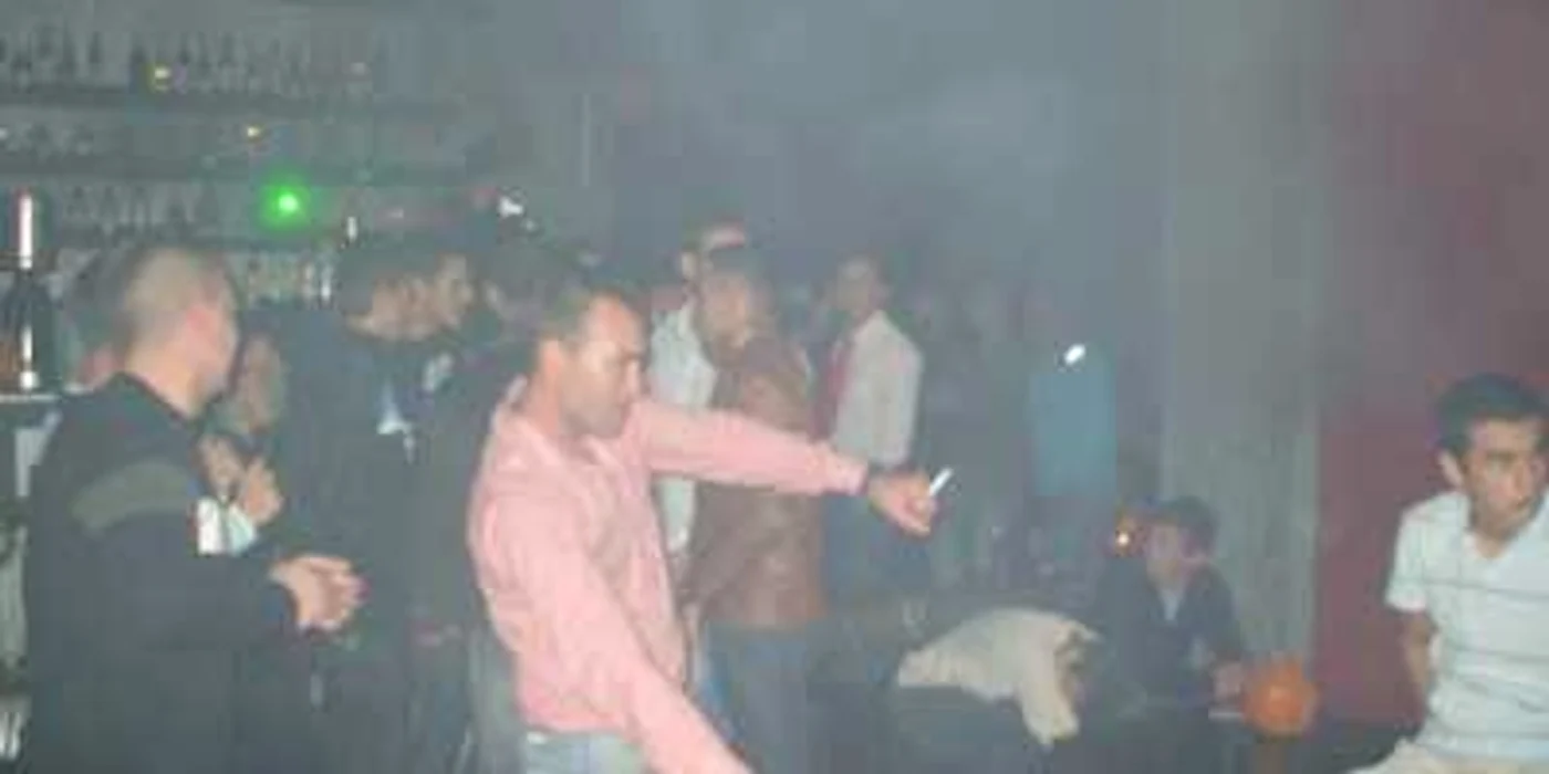 Tineri în clubul Enjoy din Alba Iulia