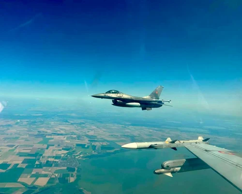 MApN a publicat imagini din timpul misiunii F-16 de doborâre a celei de-a treia drone