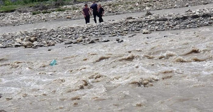 Băiatul a fost găsit mort în albia unui râu FOTO Adevărul