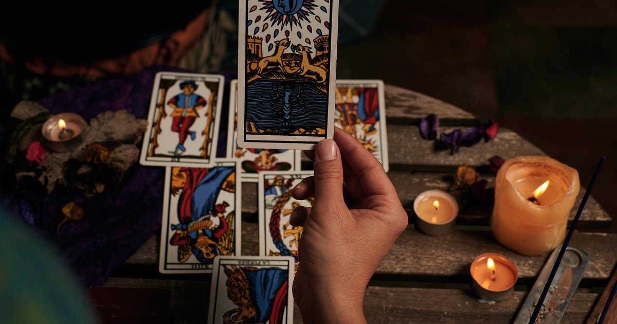 Arderea bateriilor telefoanelor, un ritual de „dezlegare” de vrăji, descoperit în Buzău