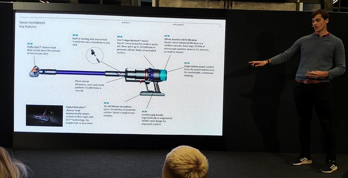 Andrew Aitchison, Senior Design Engineer, prezentând Dyson Gen 5.