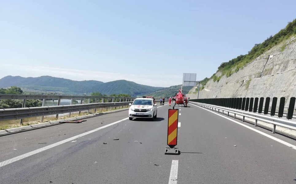 Accident cu opt victime, dintre care cinci copii, pe autostrada A1. Trei mașini implicate. Intervine elicopterul SMURD
