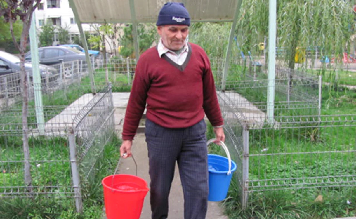 Bârlădenii iau apă de la cişmea cu găleţile deoarece rămân des fără apă la robinet