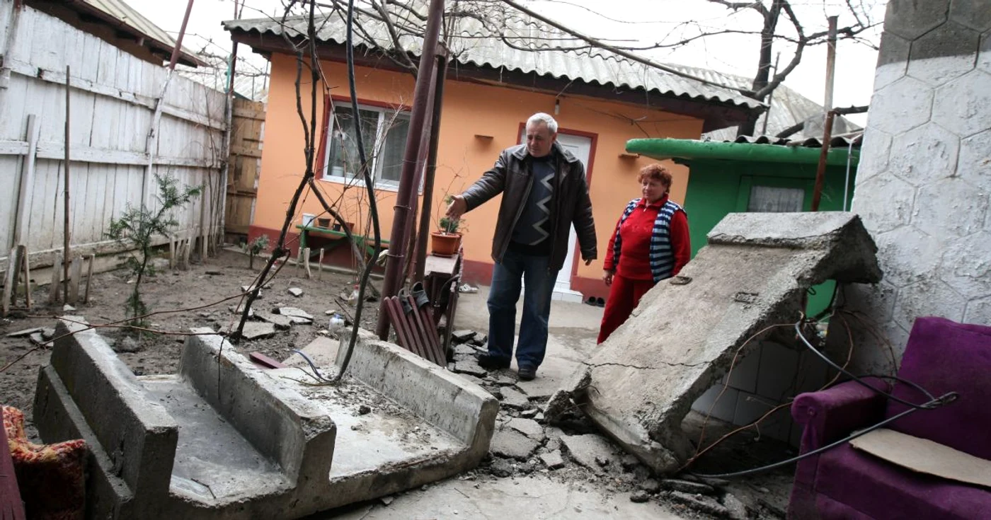 Locatarii s-au trezit cu plăcile în curte