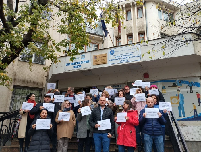 Angajații caselor de pensii protestează de aproape o lună