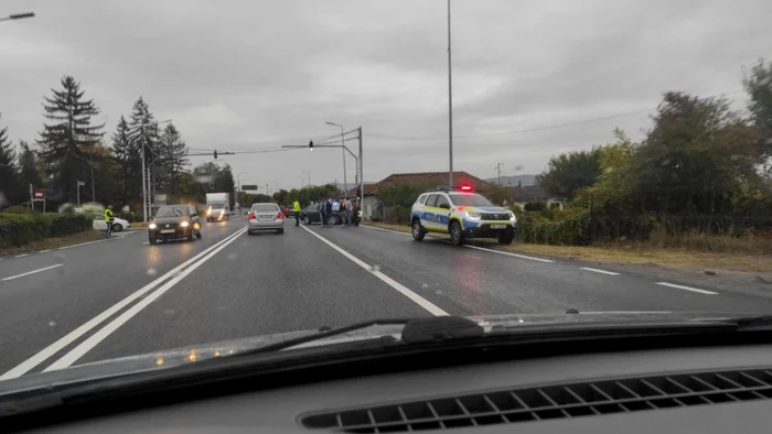 Carambol cu patru maşini la ieşire din Râmnicu Vâlcea pe DN 64 lângă Benzinăria OMW din Troianu Foto Adevărul - credit Adrian Enache