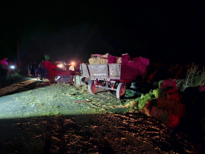 Accident grav în Olt. Au fost implicate un autoturism și un tractor cu remorcă, trei persoane au ajuns la spital