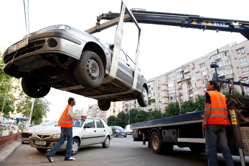 Mașinile parcate pe trotuare vor putea fi ridicate FOTO: Adevărul