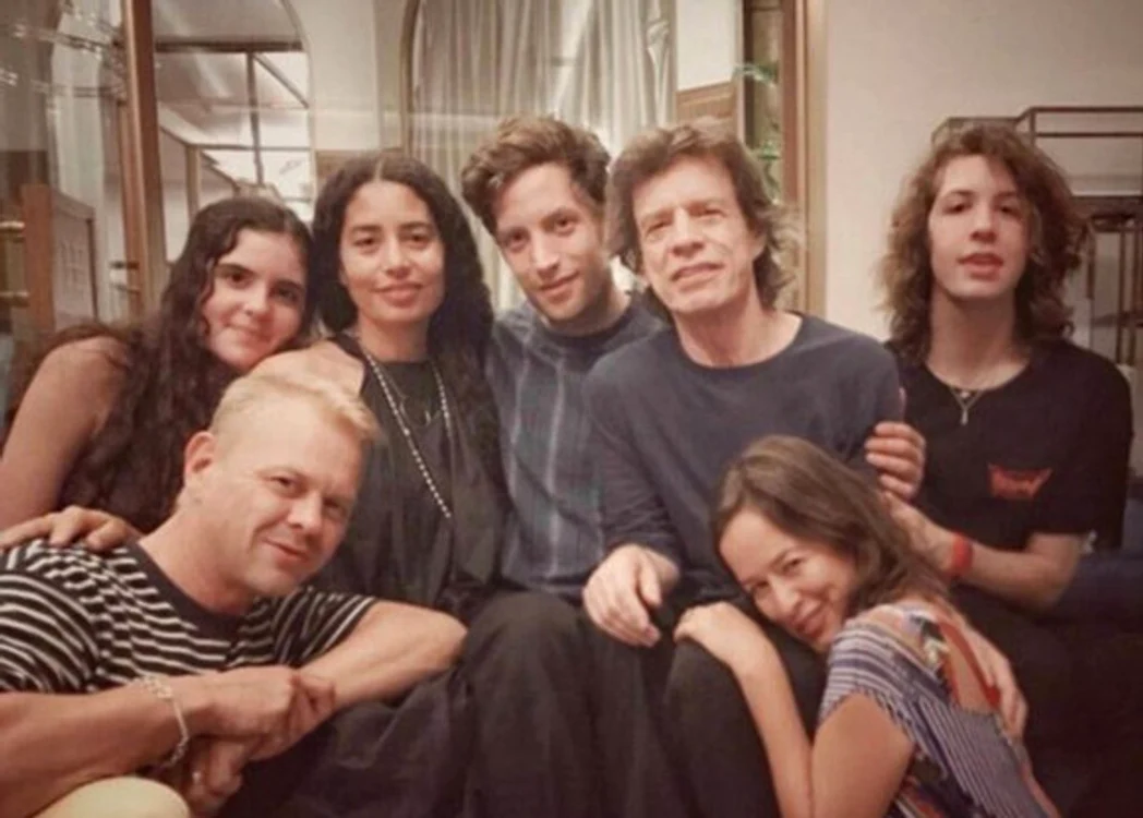 
    Jagger, lângă cortul  în care a avut loc  petrecerea Fotografii: Instagram/Profimedia  