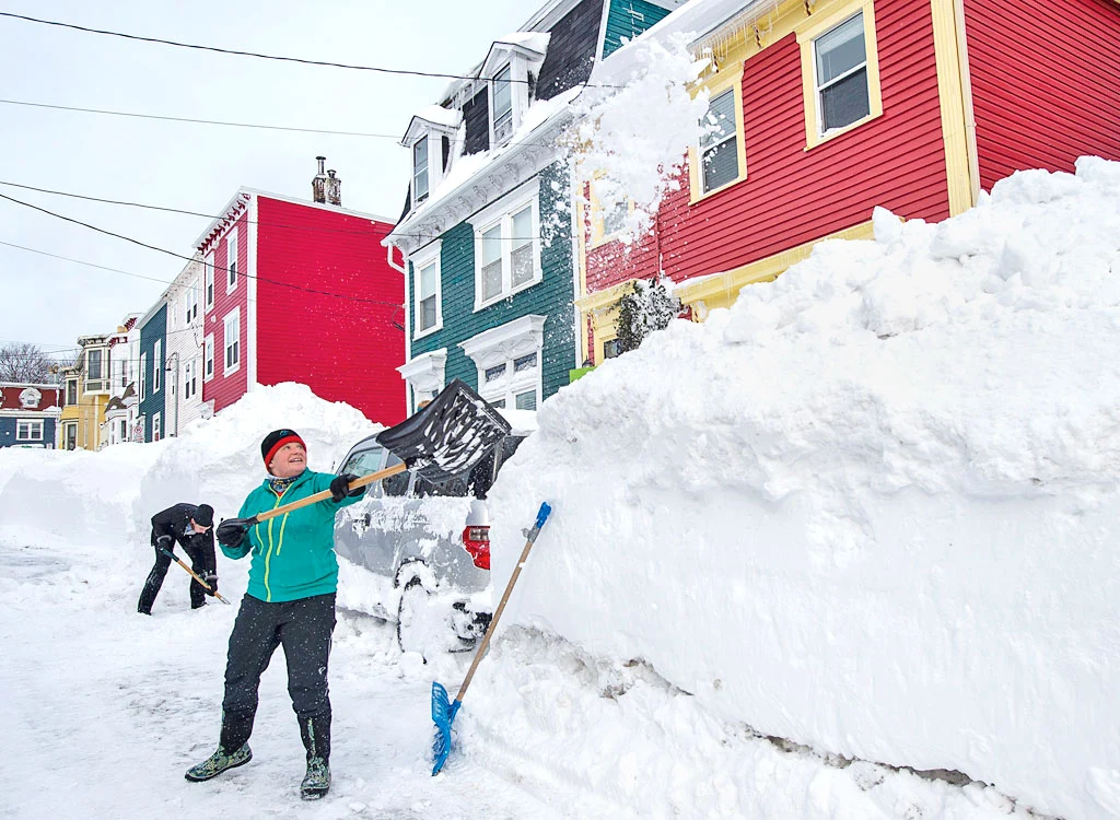 Canada - Ninsorile abundente  din Terranova, Canada,  au îngropat casele sub  1,7 metri de zăpadă