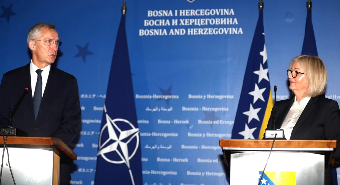 Jens Stoltenberg și Borjana Kristo în timpul conferinței de presă de la Sarajevo FOTO EPA-EFE