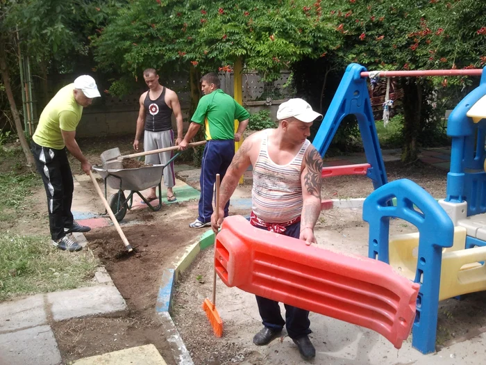 Deţinuţii tulceni au amenajat un spaţiu de joacă pentru copiii din Centrul Maternal FOTO Penitenciarul Tulcea