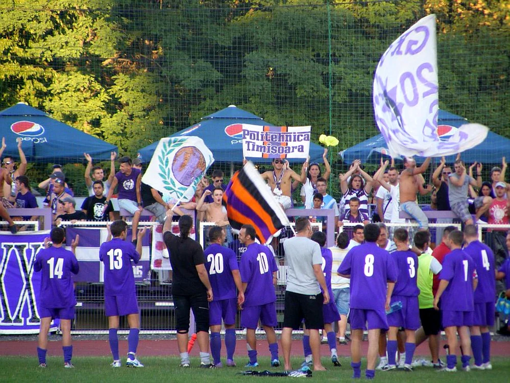 Suporterii alb-violeţi fac spectacol în Liga a 5-a