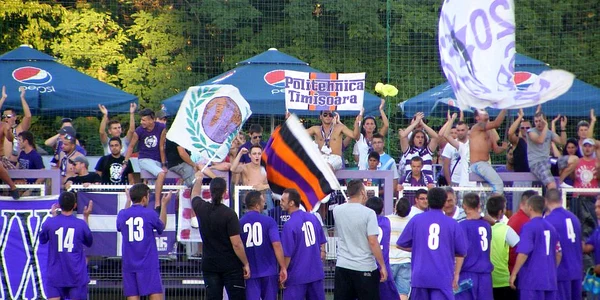 Suporterii alb-violeţi fac spectacol în Liga a 5-a