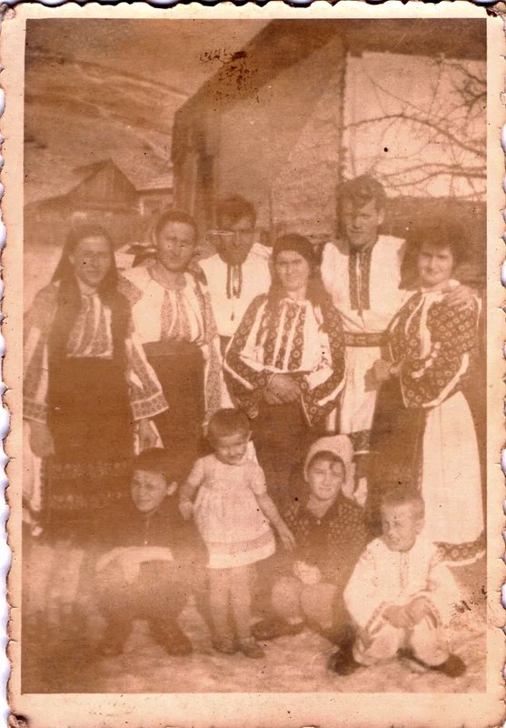 Fotografie de familie din comuna Subcetate, Harghita, datată „A doua zi de Crăciun, 1964” (© Muzeul Naţional al Carpaţilor Răsăriteni)