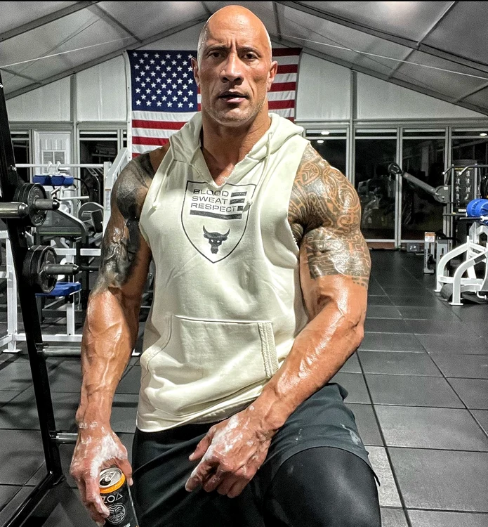 
    După ce a fost de 10 ori campion mondial WWE, Dwayne e gata de luptă la 49 de anifoto: Instagram  