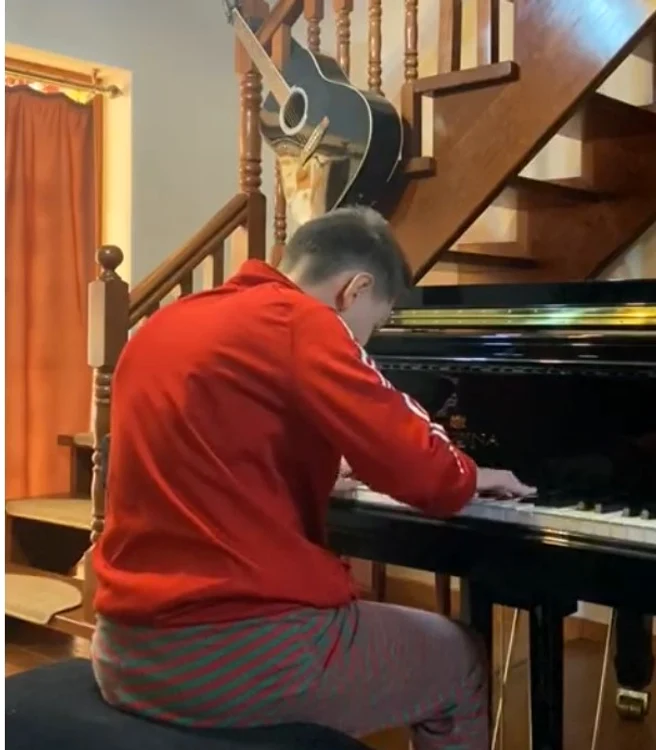 Pianistul Mihai Țigaret se pregătește și pentru finală, și pentru examenul de Evaluare Națională
