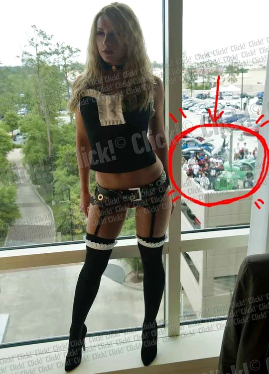 Blonda poartă lenjerie intimă, spre necazul celor care o privesc de afară.