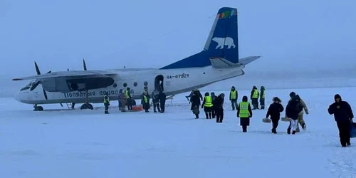 avion aterizat pe gheata în Rusia   Foto Twitter WarMonitoreu jpg