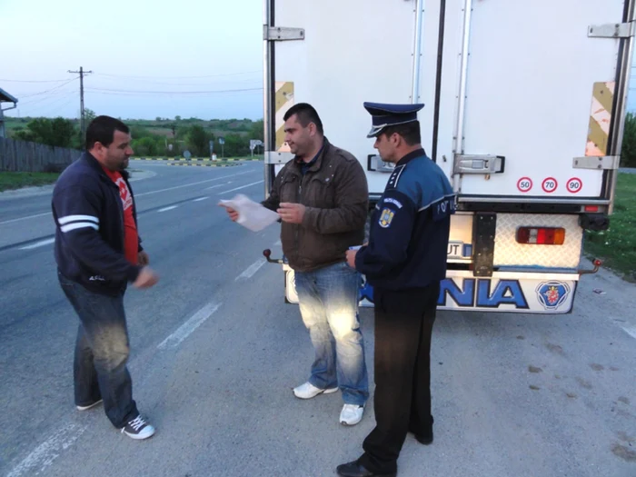 Poliţiştii au verificat şi actele agenţilor economici. FOTO: ADEVĂRUL